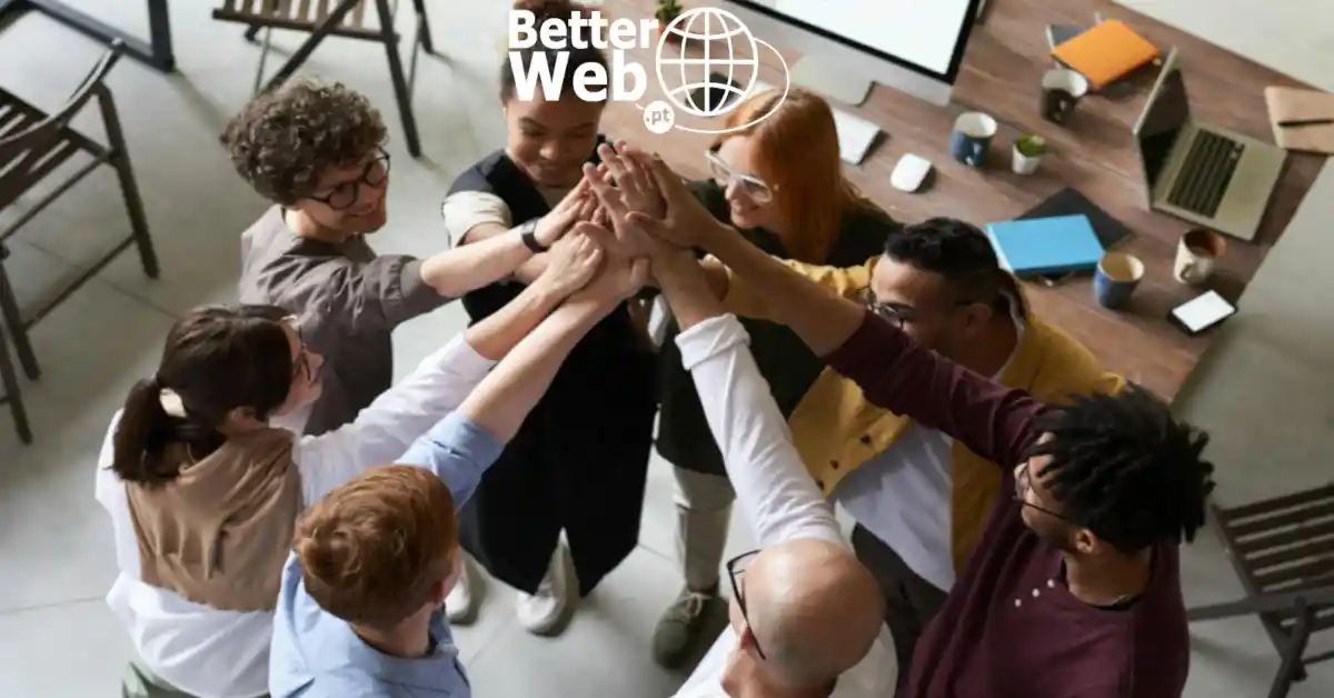 Pessoas a comemorar a criação de um site acessível para a empresa. Juntos pela diversidade.